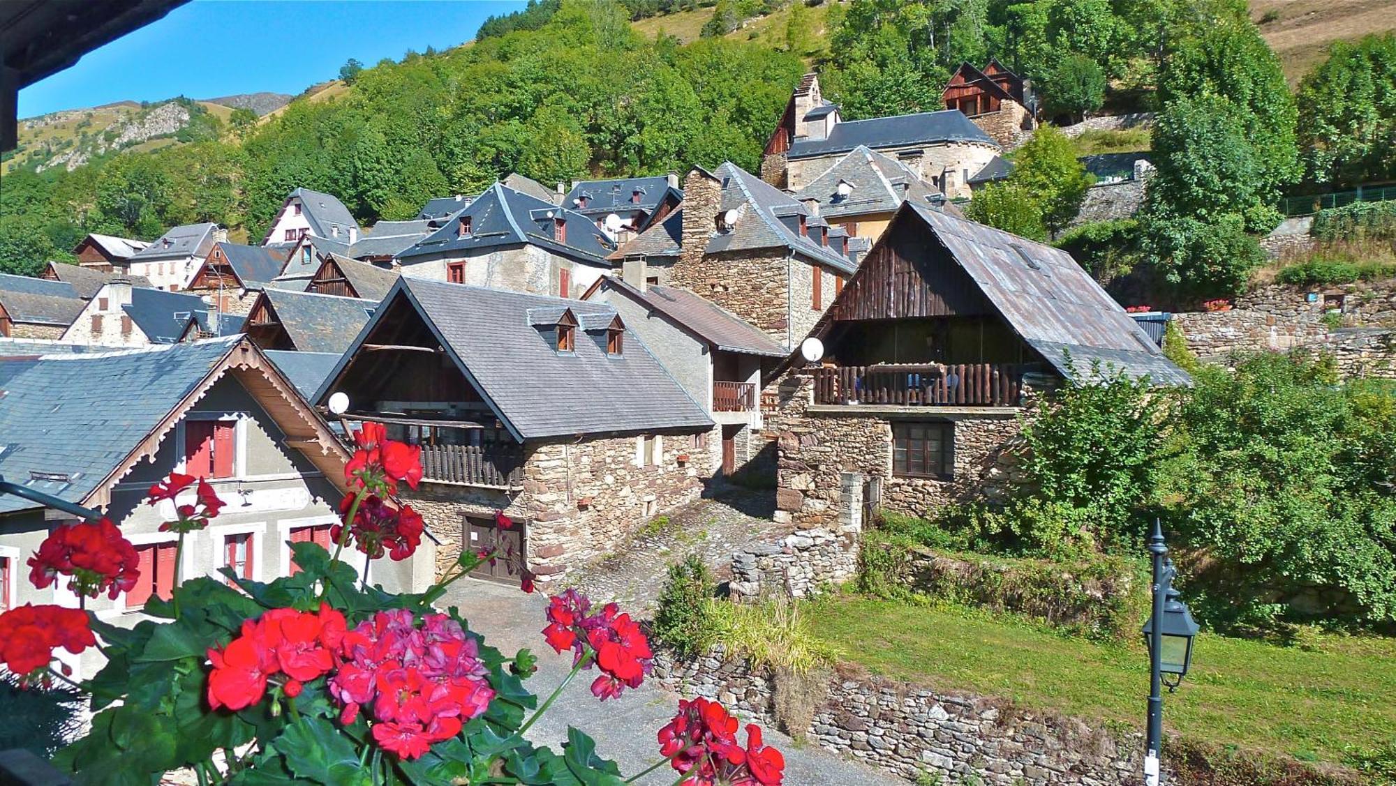 Hotel - Restaurant - Bar - Le Sapin Fleuri Bourg-dʼOueil Екстериор снимка