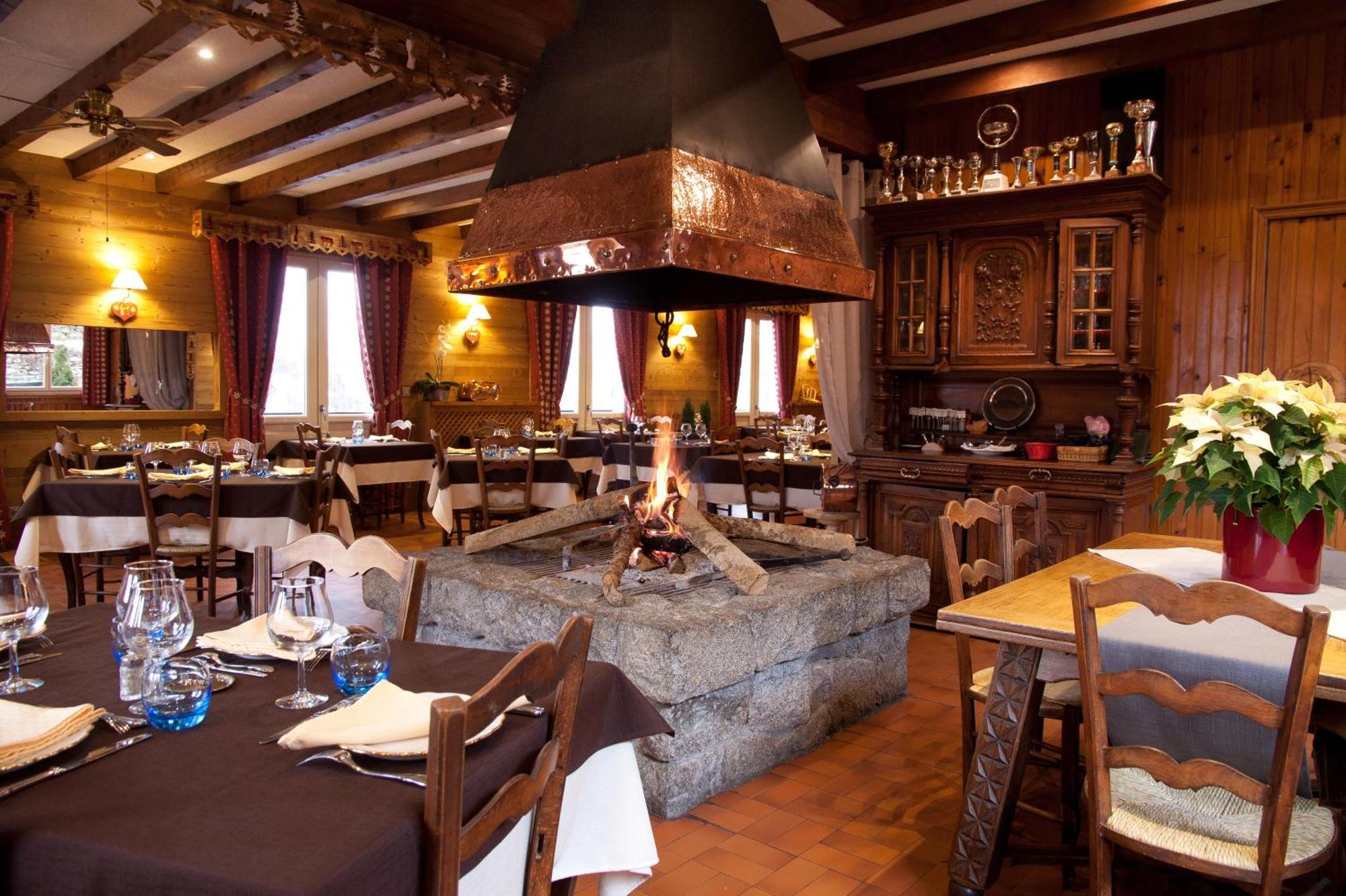 Hotel - Restaurant - Bar - Le Sapin Fleuri Bourg-dʼOueil Екстериор снимка